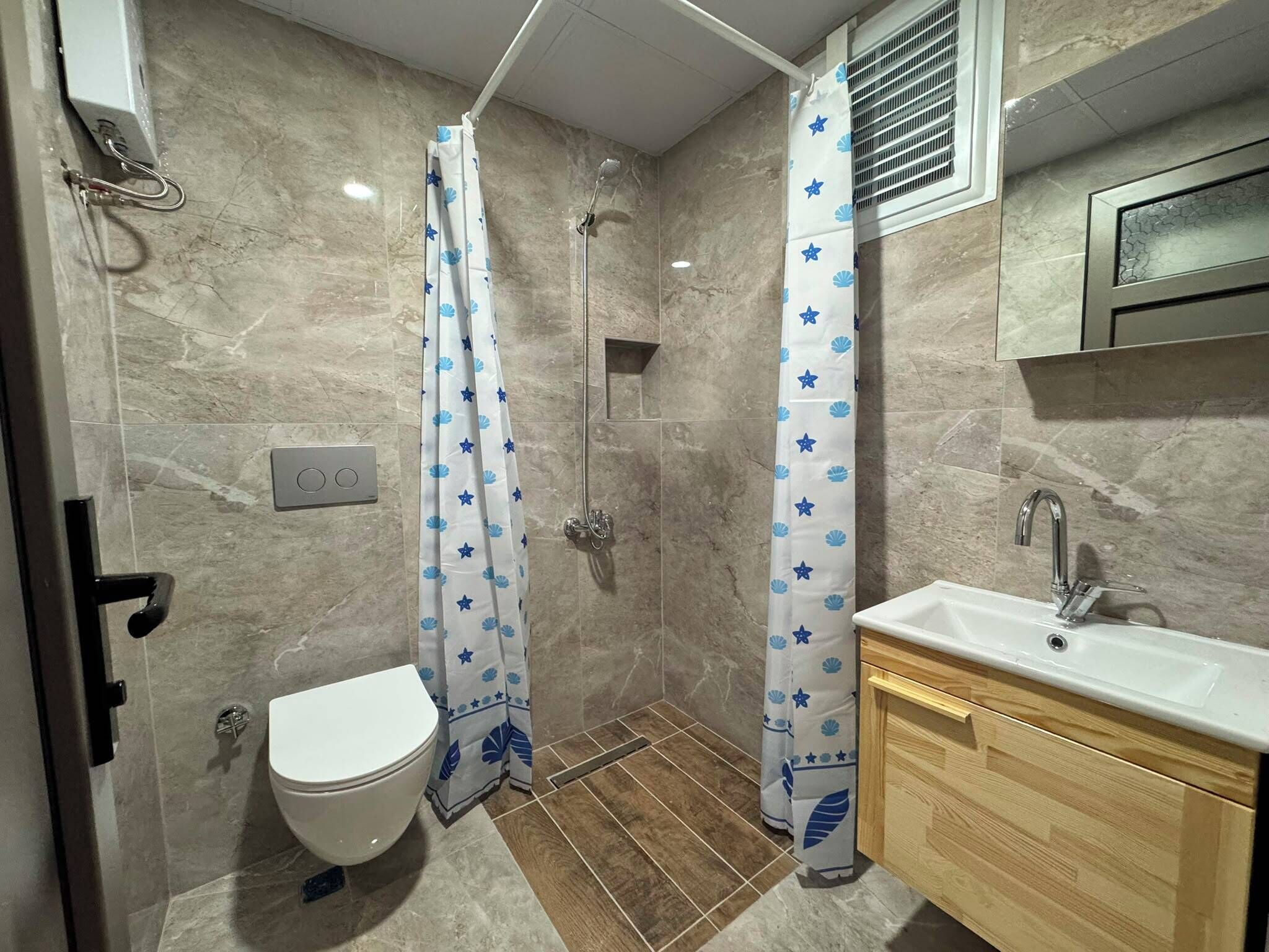 Studio, vue ville | Salle de bain | Douche, douche hydromassante, articles de toilette gratuits
