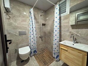 Basic Studio, City View | Bathroom | Shower, hydromassage showerhead, free toiletries, hair dryer - Akca Apart Otel (Antalya)