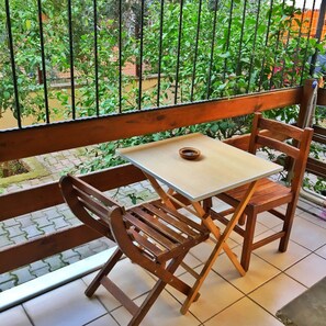Apartament econòmic, cuina bàsica | Terrassa o pati
