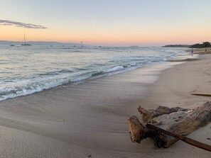 En la playa, camastros y toallas de playa 