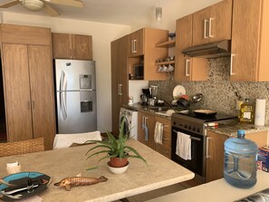 Refrigerador, microondas, horno y parrilla de estufa 