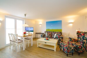 Apartment (Hallig) | Wohnbereich | 40-Zoll-Smart-TV mit Satellitenempfang, Fernseher