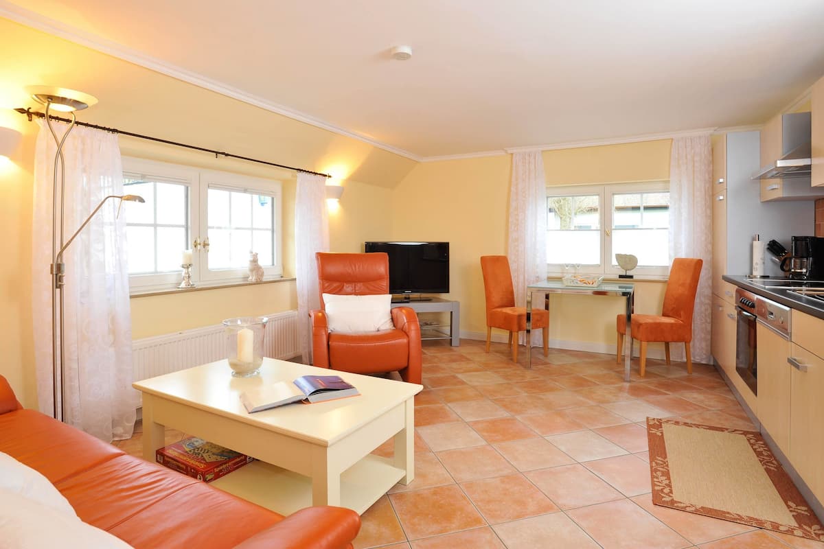 Apartment (Sonnenland) | Wohnzimmer | 40-Zoll-Smart-TV mit Satellitenempfang, Fernseher