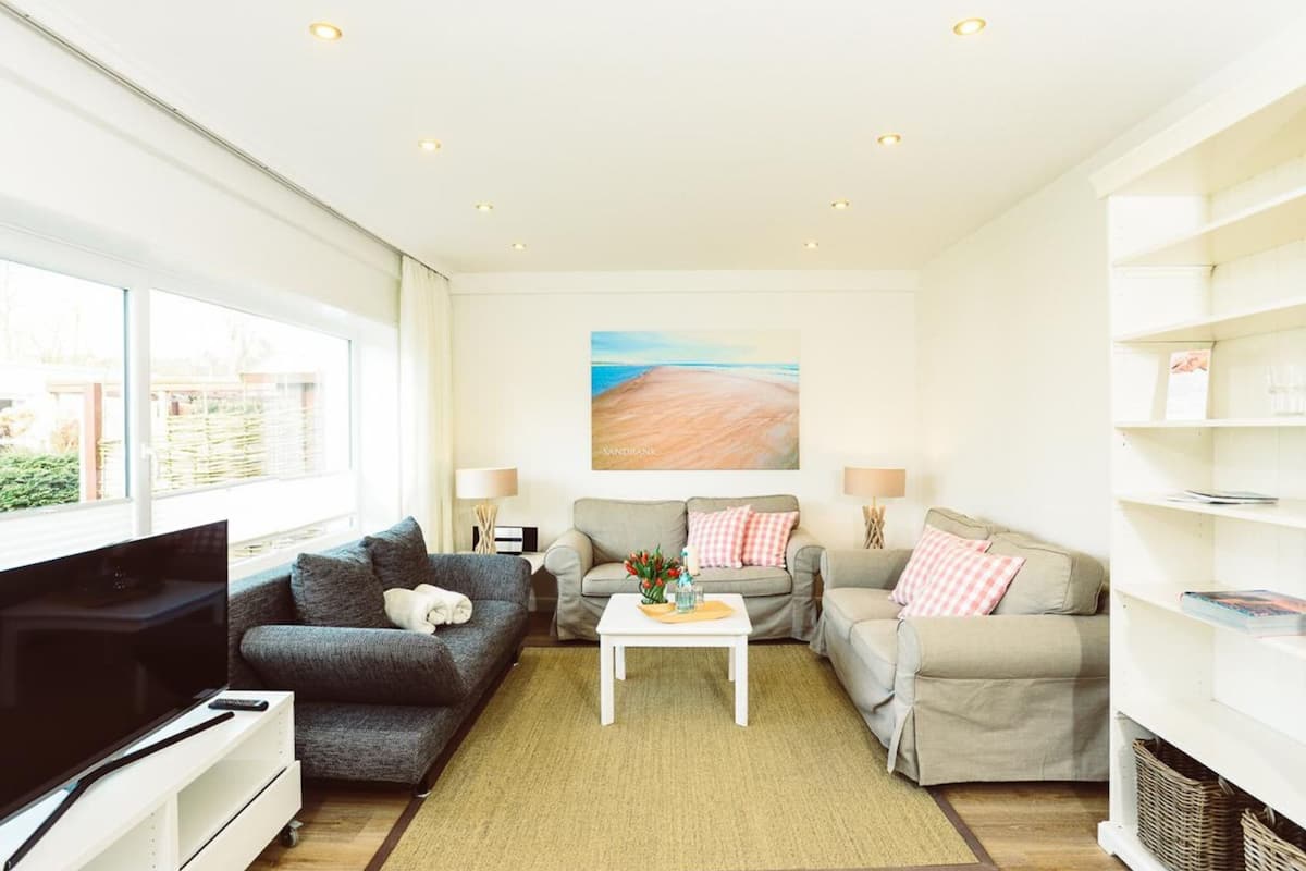 Apartment (Sandbank) | Wohnbereich | 40-Zoll-Smart-TV mit Satellitenempfang, Fernseher