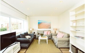 Apartment (Sandbank) | Wohnbereich | 40-Zoll-Smart-TV mit Satellitenempfang, Fernseher