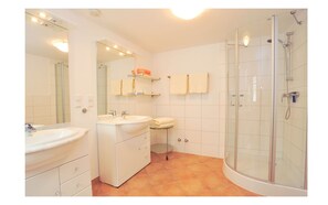 아파트 (Sonnenland) | 욕실 | 샤워 시설, 헤어드라이어, 목욕가운, 타월