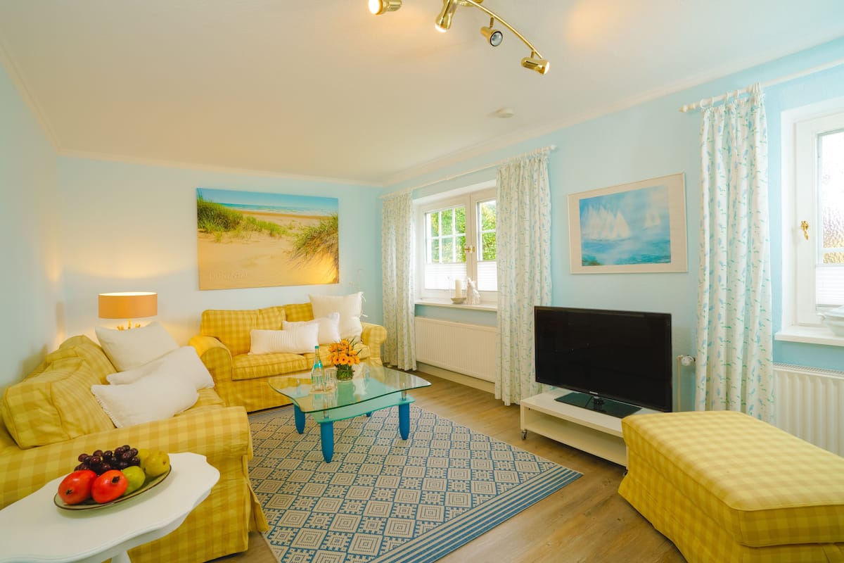 Appartement classique (Dünental) | Aire de séjour | Téléviseur connecté de 40 po avec télévision par satellite, téléviseur