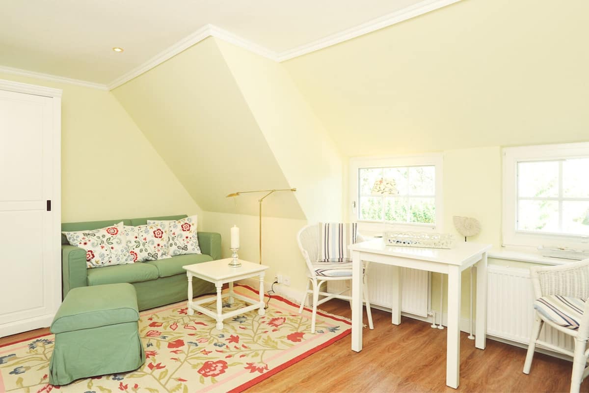 Apartment (Vogelkoje) | Wohnbereich | 40-Zoll-Smart-TV mit Satellitenempfang, Fernseher