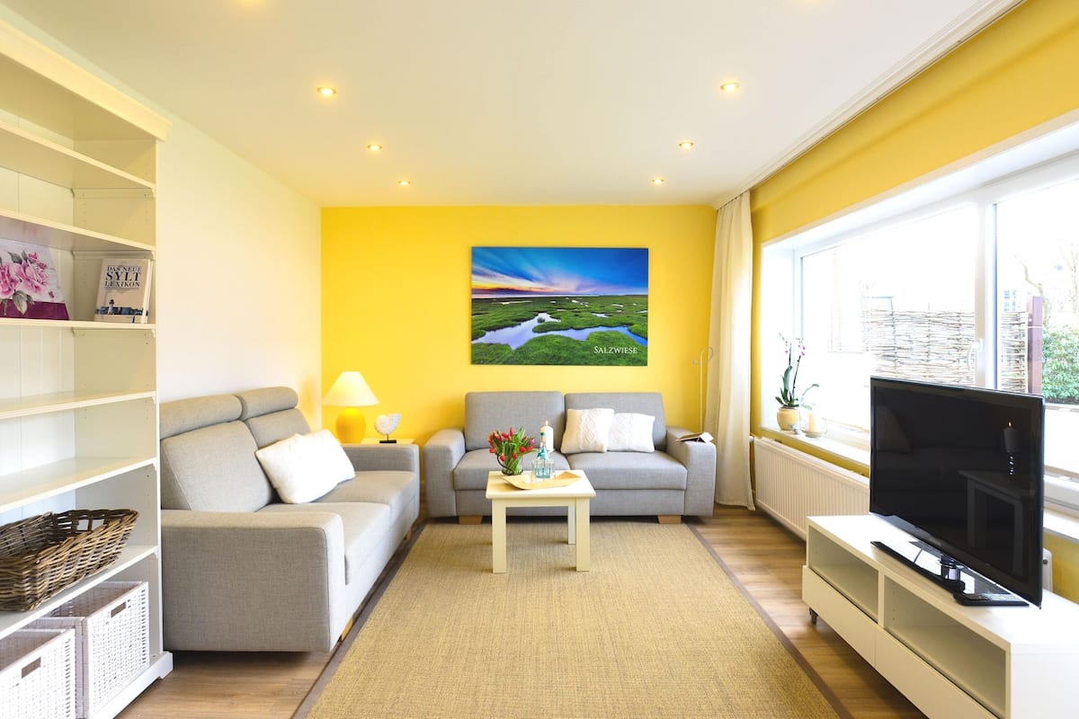 Apartment (Salzwiese) | Wohnbereich | 40-Zoll-Smart-TV mit Satellitenempfang, Fernseher