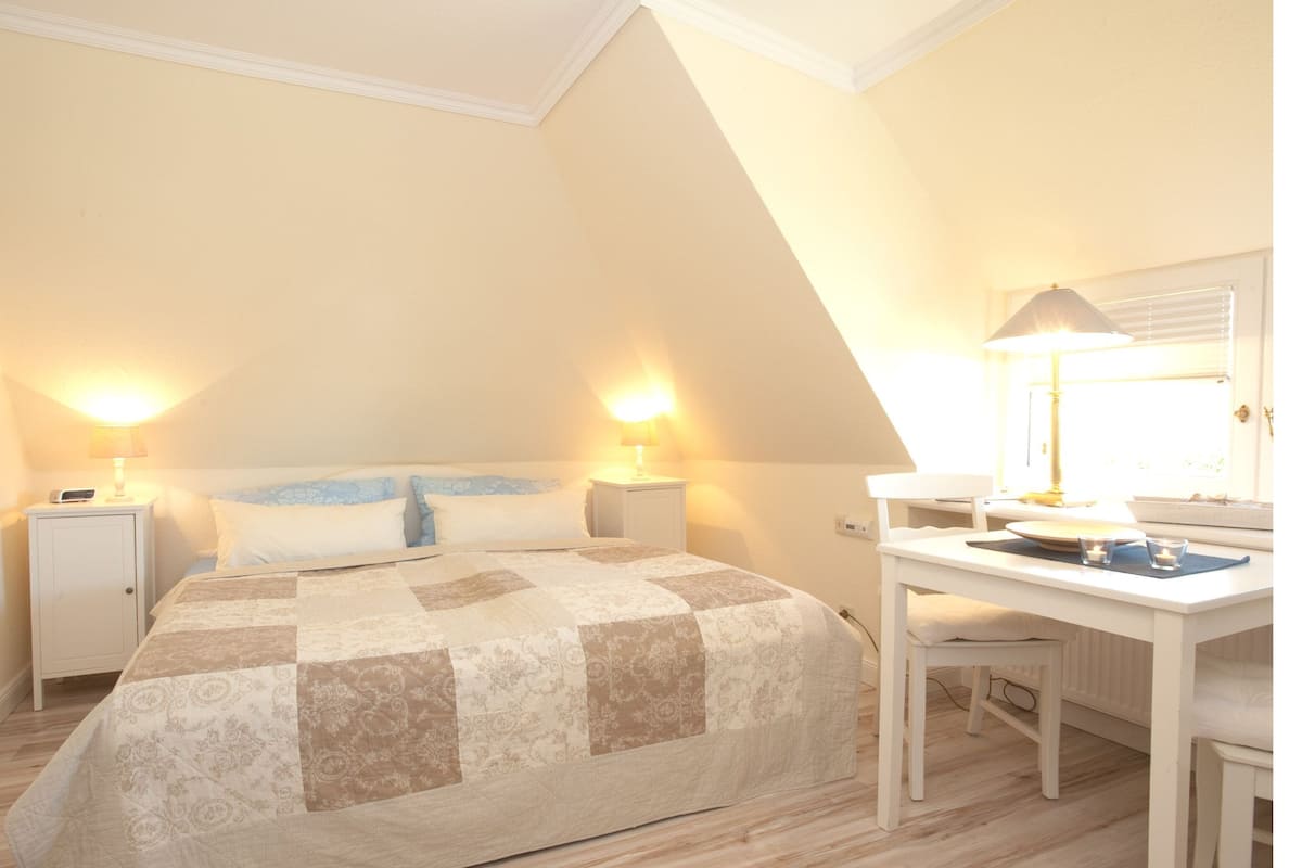 Apartment (Strandburg) | 1 Schlafzimmer, Allergikerbettwaren, individuell dekoriert
