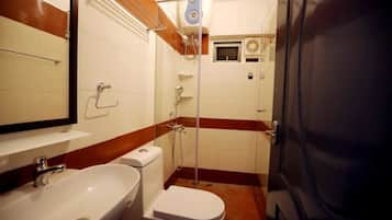 Executive Cottage, Valley View | Bathroom | Shower, free toiletries, slippers, towels