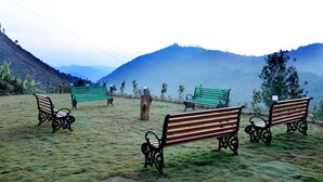 A park with benches and a wooden post. - Cherry Blossom Homestay (Kodaikanal)
