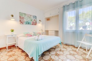 2 dormitorios, tabla de planchar con plancha, cuna de viaje