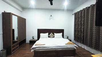 4 bedrooms, desk, free WiFi