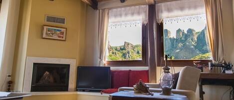 Televisie en een open haard