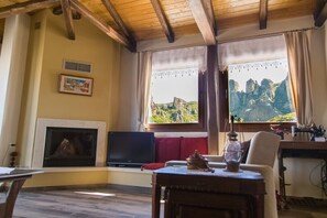 Una televisión, una chimenea