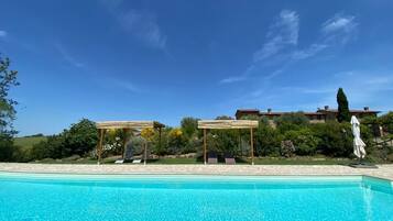 Alberca al aire libre y alberca infinita