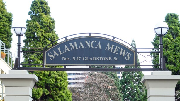 En port med indgang og et skilt, der viser "Salamanca Mews Nos. 5-17 Gladstone St.".