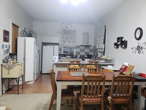 Refrigerador, microondas y utensilios de cocina