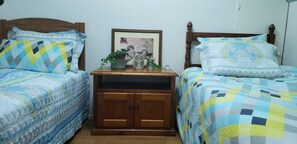 Habitación con 2 camas individuales, baño compartido | Cortinas blackout, tabla de planchar con plancha y wifi gratis