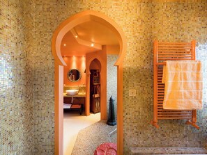 Douche, baignoire à jets, sèche-cheveux, bidet