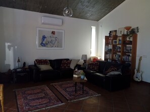 Smart TV, fireplace, DVD player, books - Delightful villa, private pool, 20 mins Seville, 10 mins airport, semi-rural (Carmona (Sevilla))