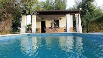 Una piscina al aire libre