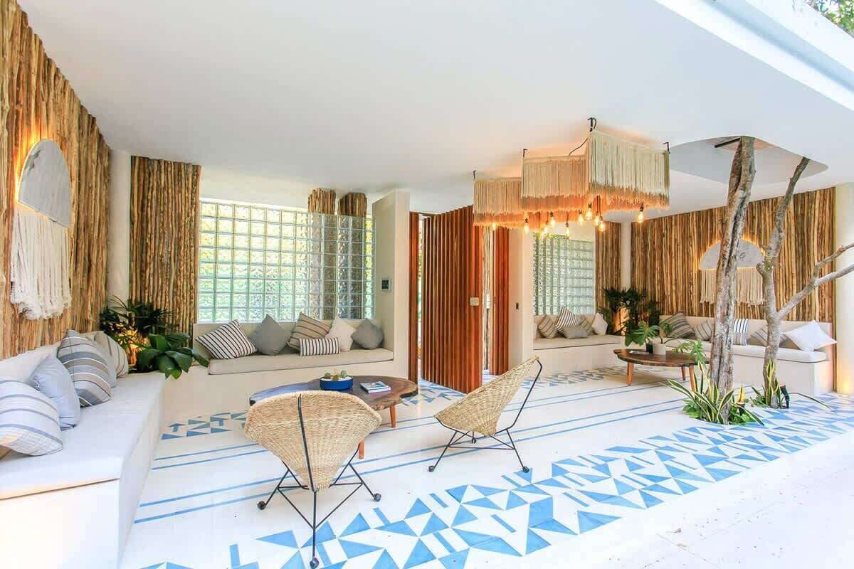 Open-air lobby lounge