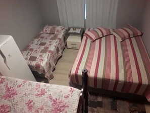 Cortinas blackout, tabla de planchar con plancha y wifi gratis