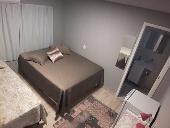 Cortinas blackout, tabla de planchar con plancha y wifi gratis