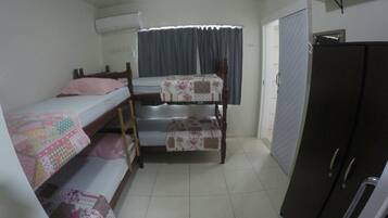 Verdunkelungsvorhänge, Bügeleisen/Bügelbrett, kostenloses WLAN