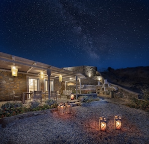 Front of property – evening/night - Simousi Villas (Kithnos)