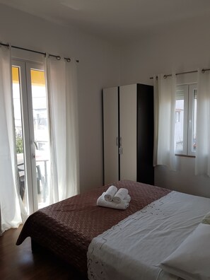 Apartment, Terrasse | Bügeleisen/Bügelbrett, Zustellbetten, kostenloses WLAN, Bettwäsche