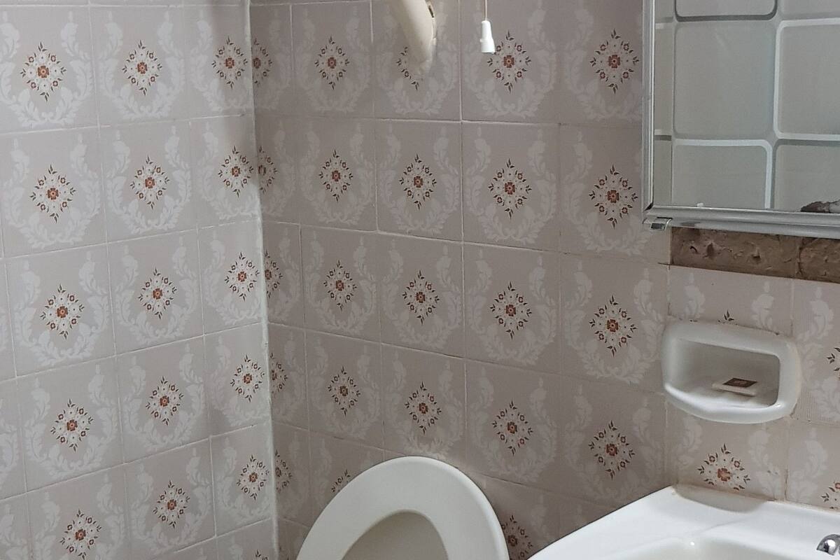 Shower, rainfall showerhead, free toiletries, towels