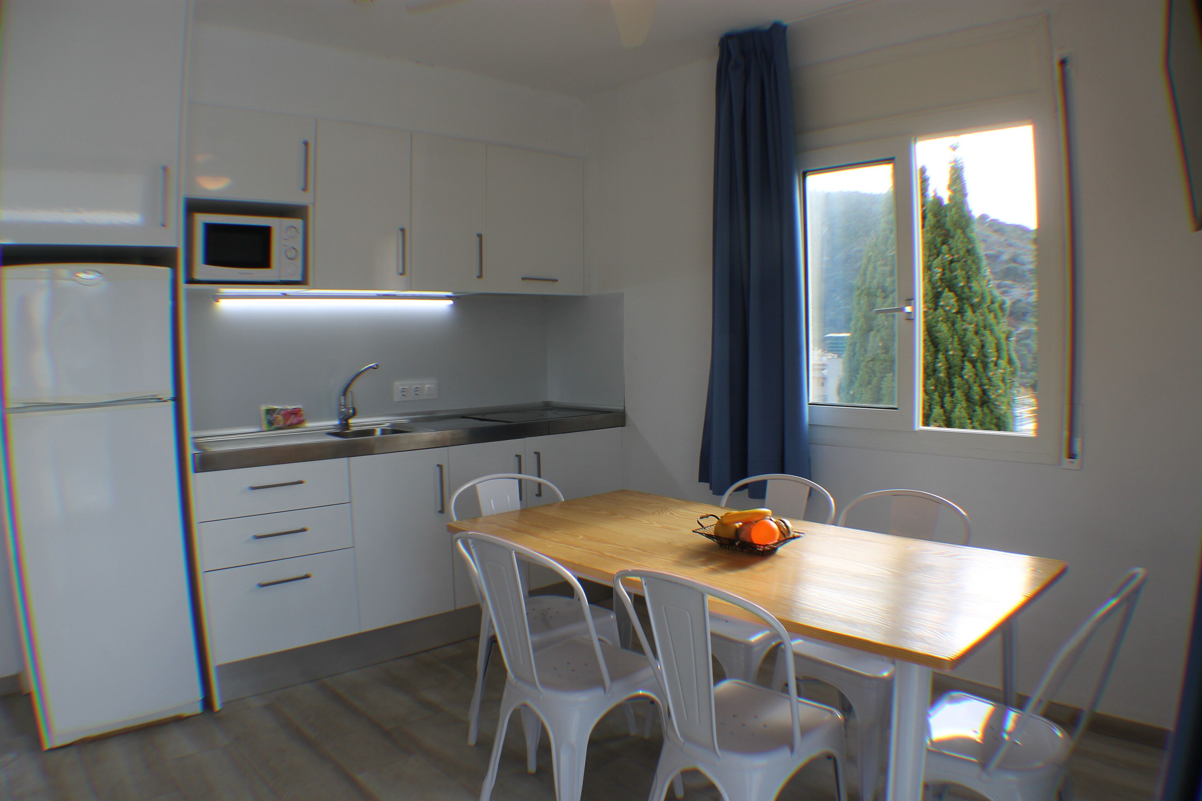 Køleskab, mikrobølgeovn, kaffe-/temaskine, brødrister