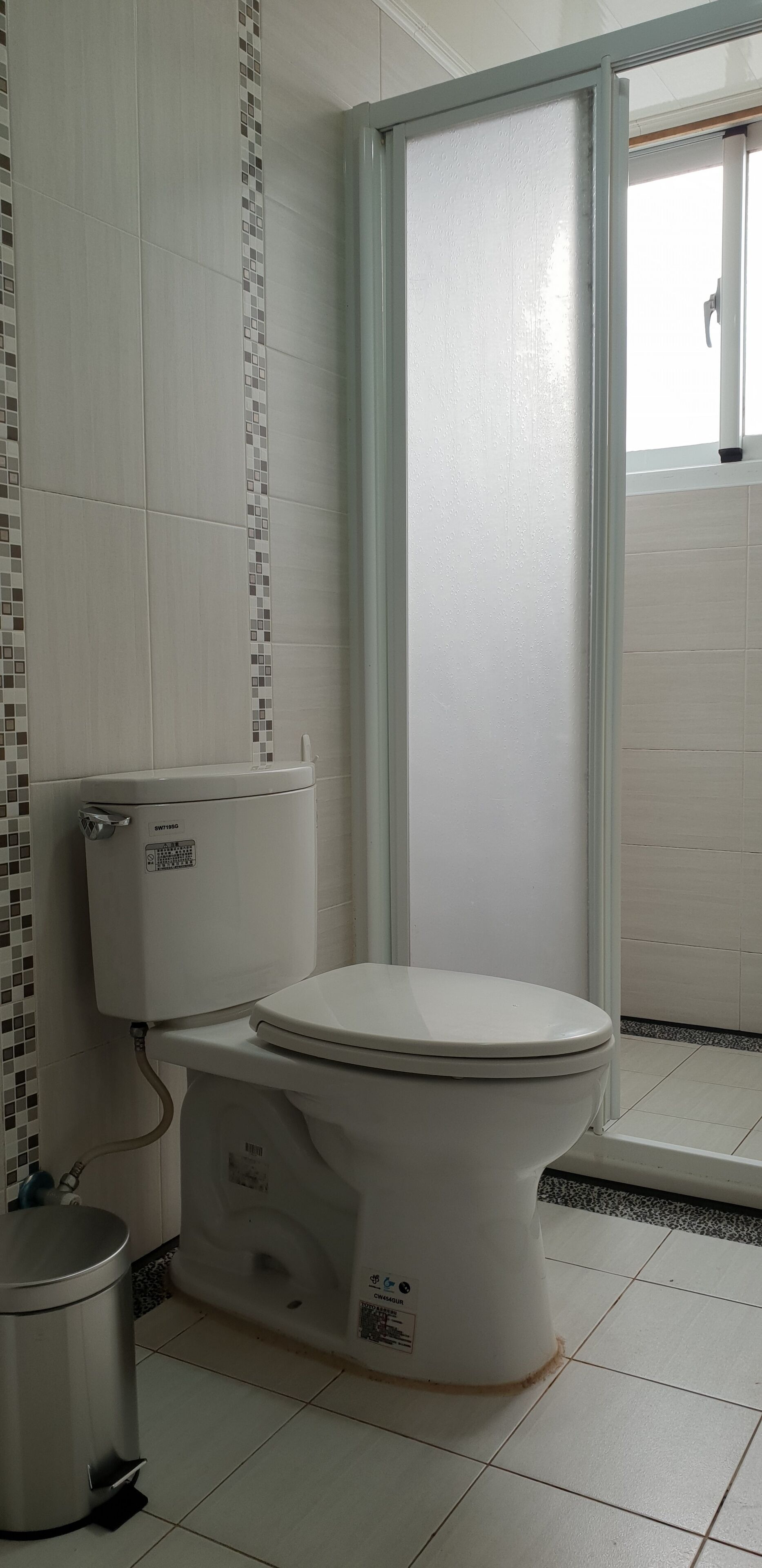 Sèche-cheveux, serviettes fournies, papier toilette