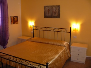 2 chambres, coffres-forts dans les chambres, fer et planche à repasser