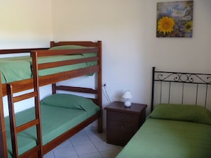 2 quartos, cofres nos quartos, ferros/tábuas de passar roupa