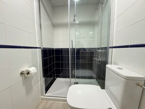Bathtub, towels