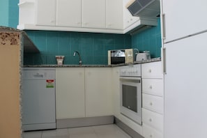 Een koelkast, een microgolfoven, een oven, een vaatwasser