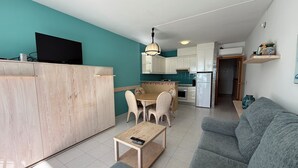 Ein modernes Apartment mit Küche, Essbereich und Wohnzimmer.