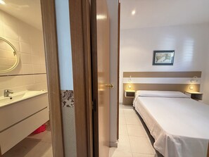 1 dormitorio, tabla de planchar con plancha, wifi gratis y ropa de cama