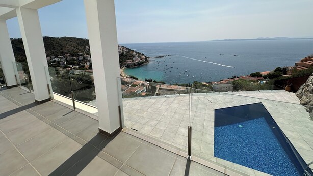 A balcony with a view of the sea and a swimming pool. - Agi Joan Margarit 84B Casa for rent in Roses Girona. (Rosas / Roses)