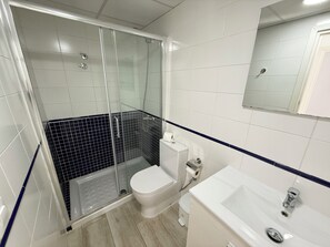 Bathtub, towels