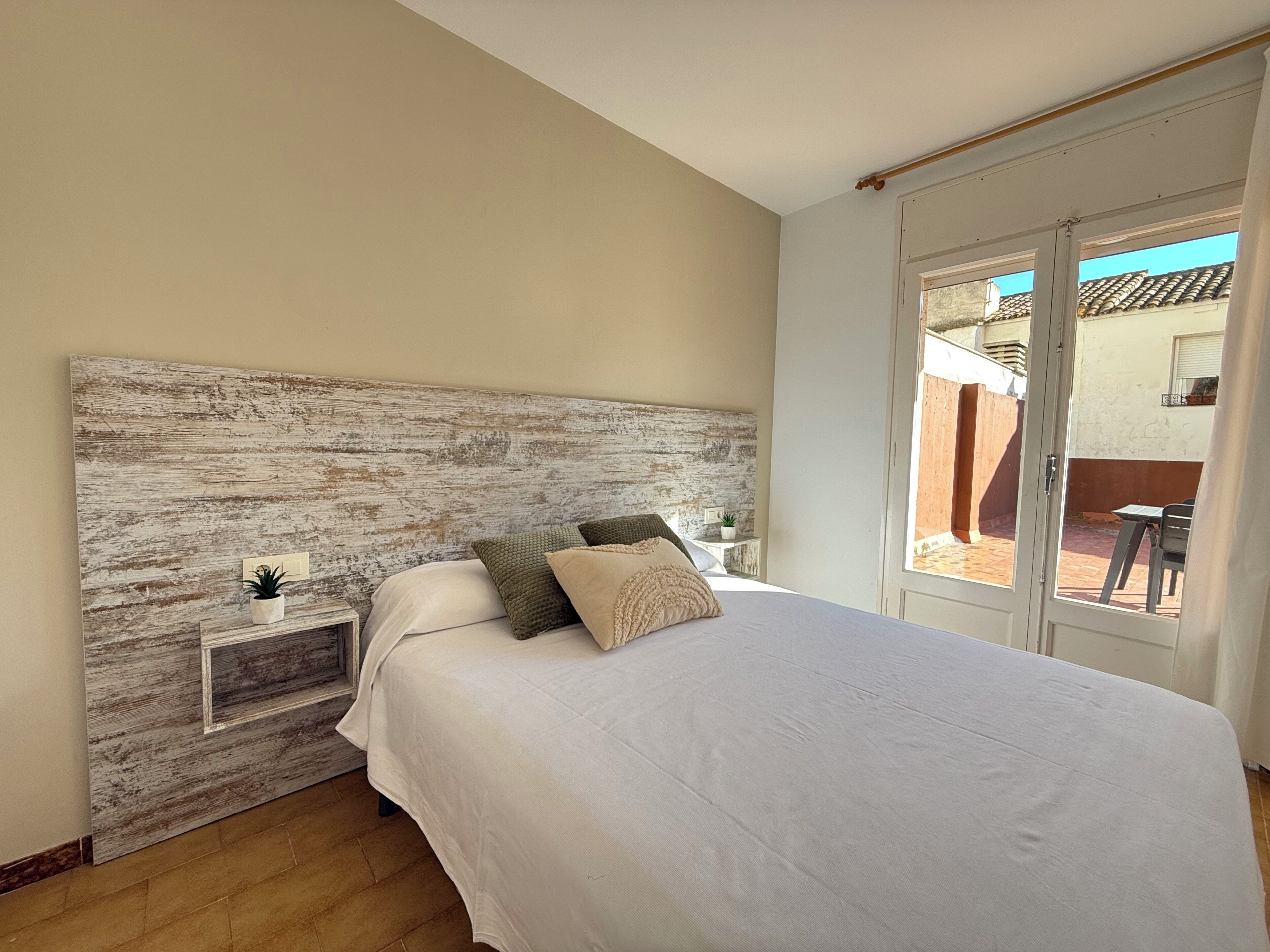 2 makuuhuonetta, silitysrauta/-lauta, ilmainen Wi-Fi, vuodevaatteet