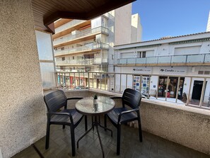 Outdoor dining - Agi Sant Jordi 1B Apartamento for rent in Roses Girona. (Roses)
