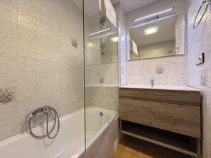 Bañera y toallas