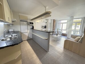 Réfrigérateur, micro-ondes, four, cafetière/bouilloire