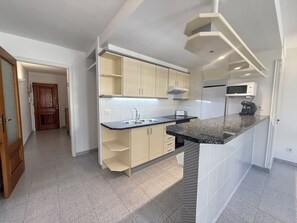 Réfrigérateur, micro-ondes, four, cafetière/bouilloire