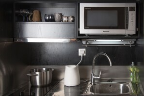 Signature Double Room, Non Smoking, Garden View | Private kitchenette